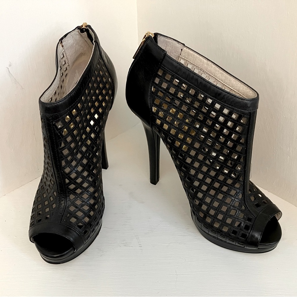 Michael Kors Graham Cutout Bootie, black leather with gold details, size 8 - Picture 5 of 12